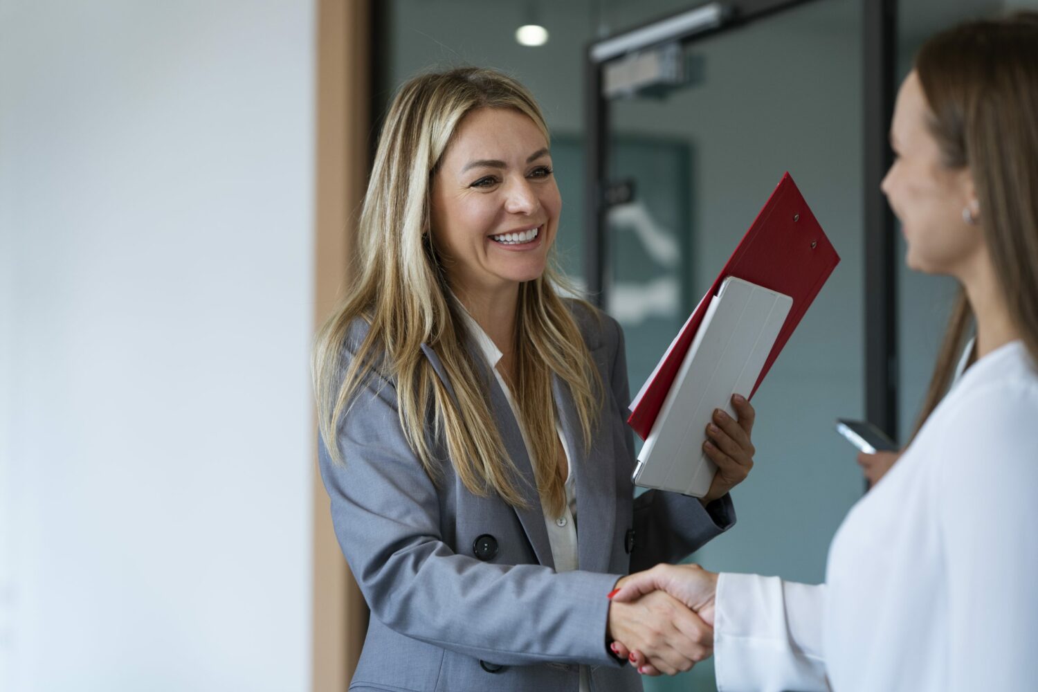 E­mployee motivation is crucial when steering your team toward the­ir goals in the bustling e­nvironment of a car dealership.