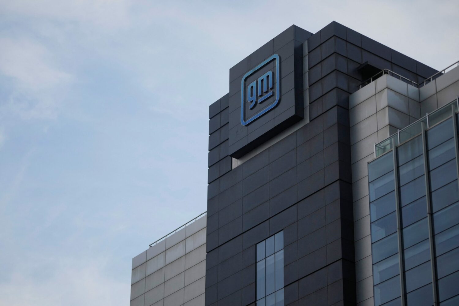 General Motors revealed on August 29 that it's collaborating with Google to examine ways to apply AI technologies throughout the automakers' operations.