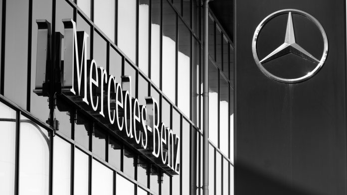 Mercedes-Benz announced that it would maintain the high prices of its luxury vehicles despite a decline in its first quarter profits.