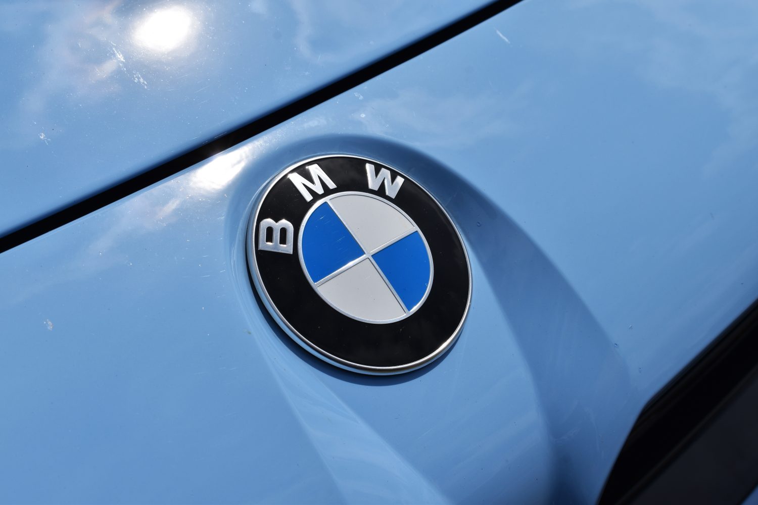 BMW anticipates a slight sales growth in 2025 but warns that earnings will remain flat due to ongoing challenges and rising tariff costs