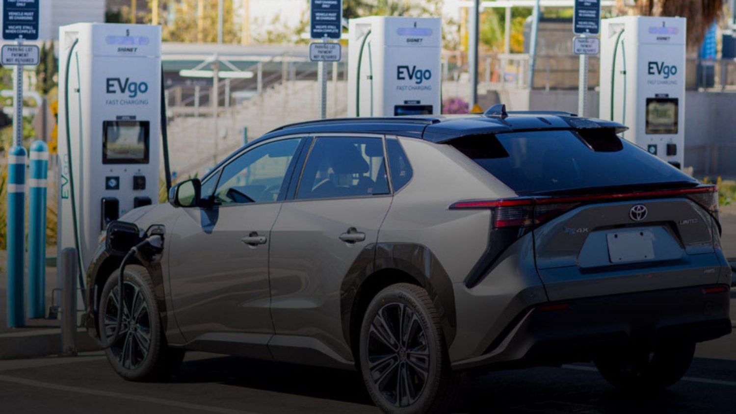 EVgo and Toyota Motor North America have launched the first DC fast-charging stations in Baldwin Park and Sacramento, California.