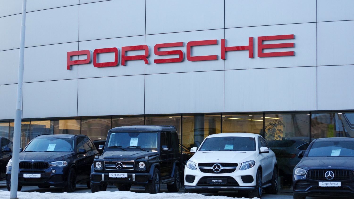 Porsche halts U.S. vehicle shipments amid 25% tariffs, leaving dealers waiting as negotiations with the EU continue.
