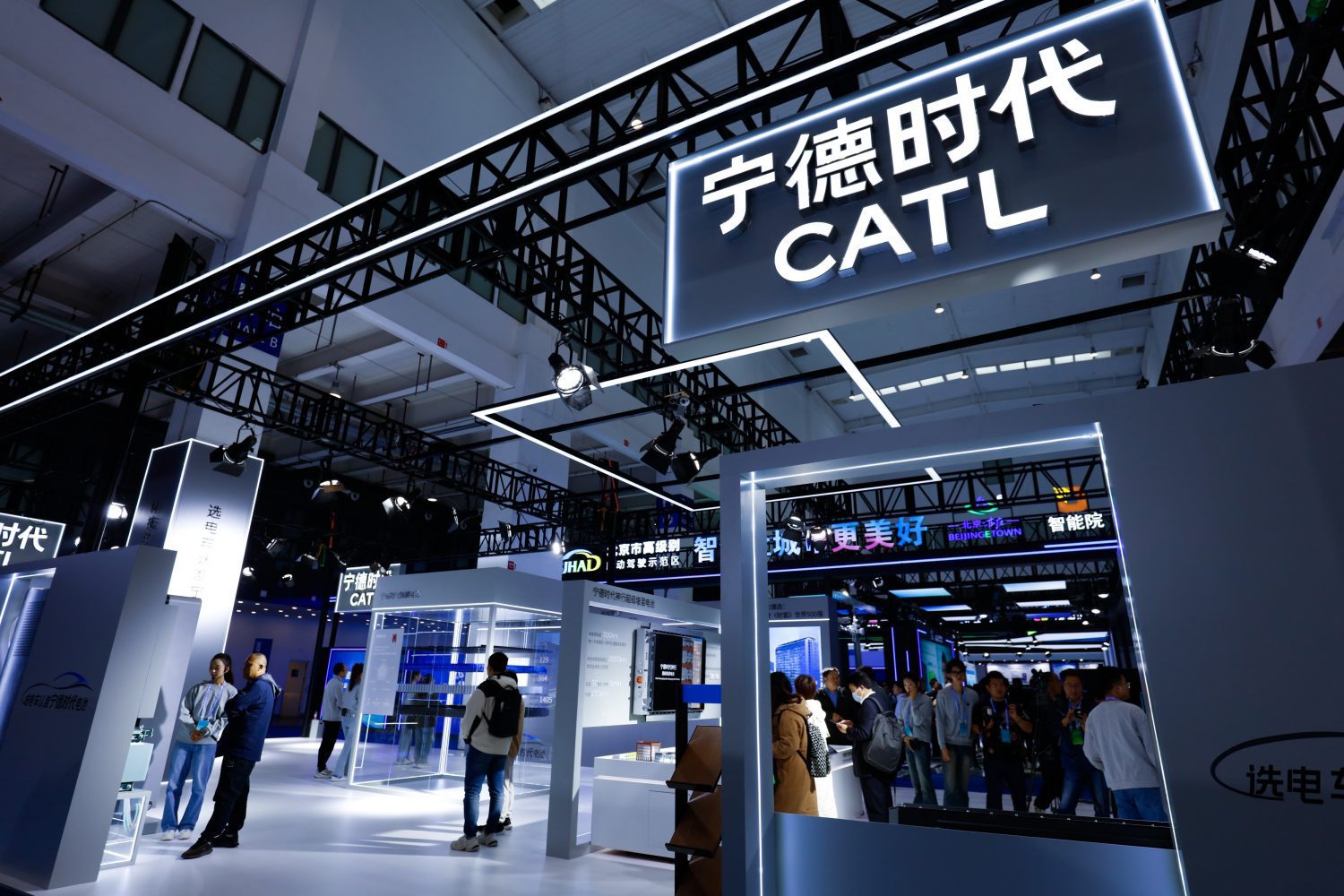 CATL introduced a new generation of batteries capable of delivering up to 520 kilometers of range with just five minutes of charging.