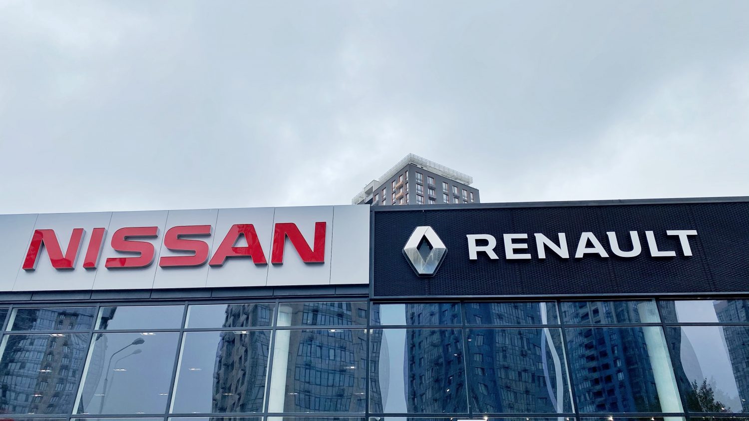 Nissan Motor plans to reduce its stake in French automaker Renault from 15% to 10%, according to CEO Ivan Espinosa.