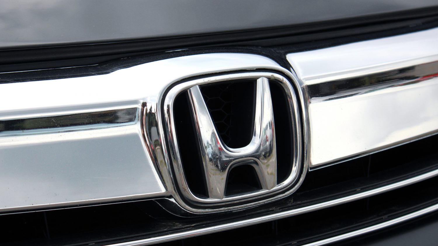 NHTSA probes 1.4M Honda and Acura vehicles over V6 engine defects that may cause total engine failure, no injuries reported.