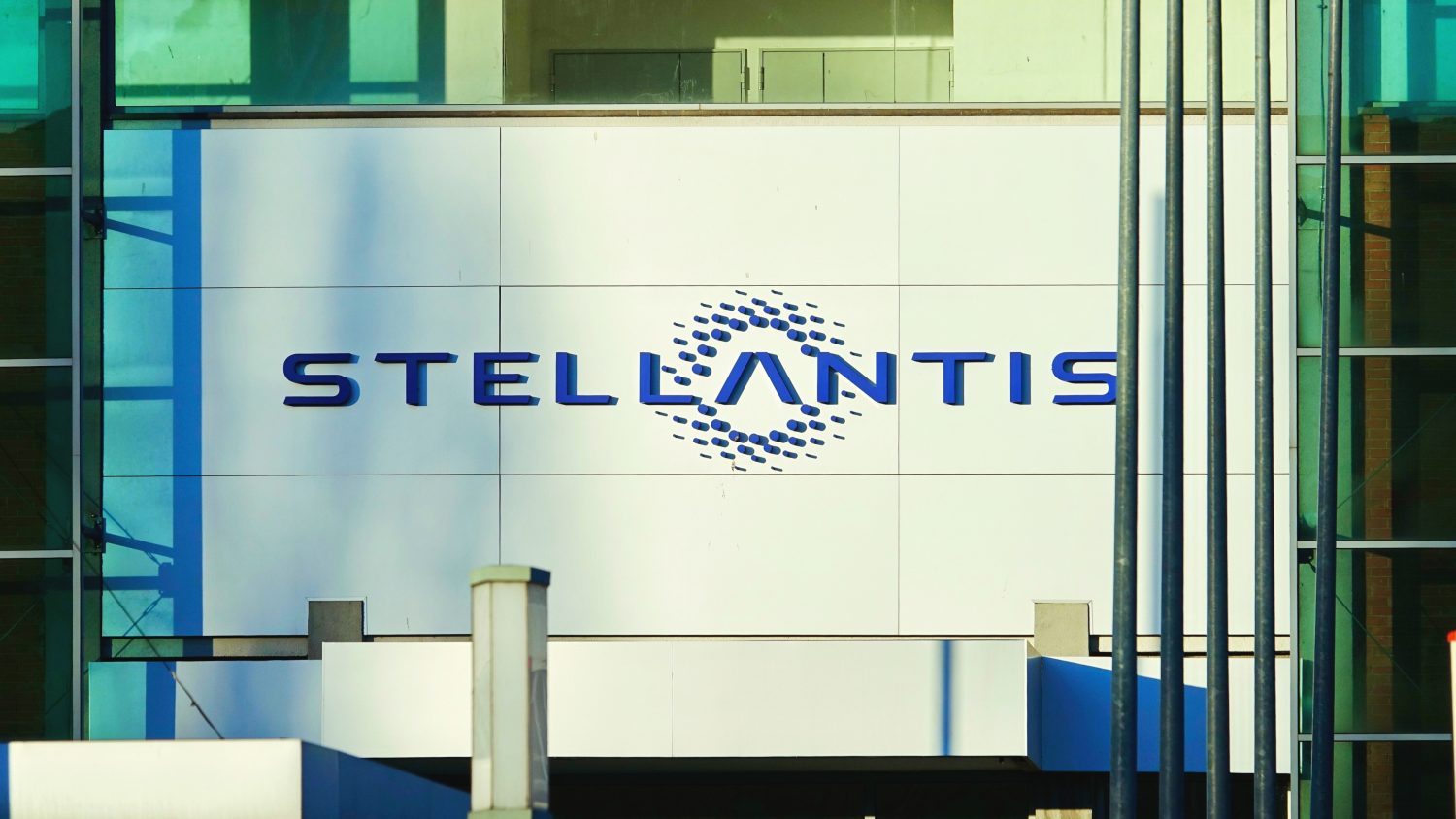 Stellantis halts its Level 3 driver-assistance program, shifting software strategy to suppliers amid costs and limited consumer demand.
