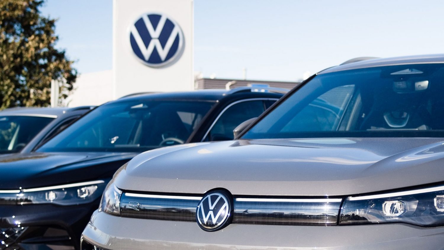 Volkswagen presented its final and "last, best" contract offer to hourly workers represented by the UAW at its assembly plant in Tennessee.