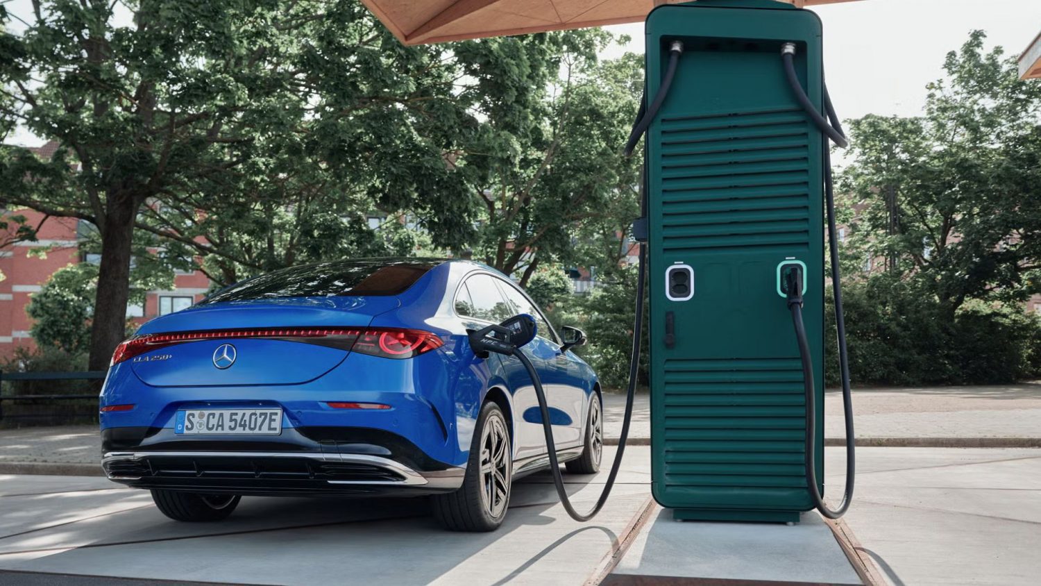 Mercedes-Benz is utilizing low-carbon aluminum to manufacture its new electric CLA, resulting in a 40% reduction in CO2 emissions.