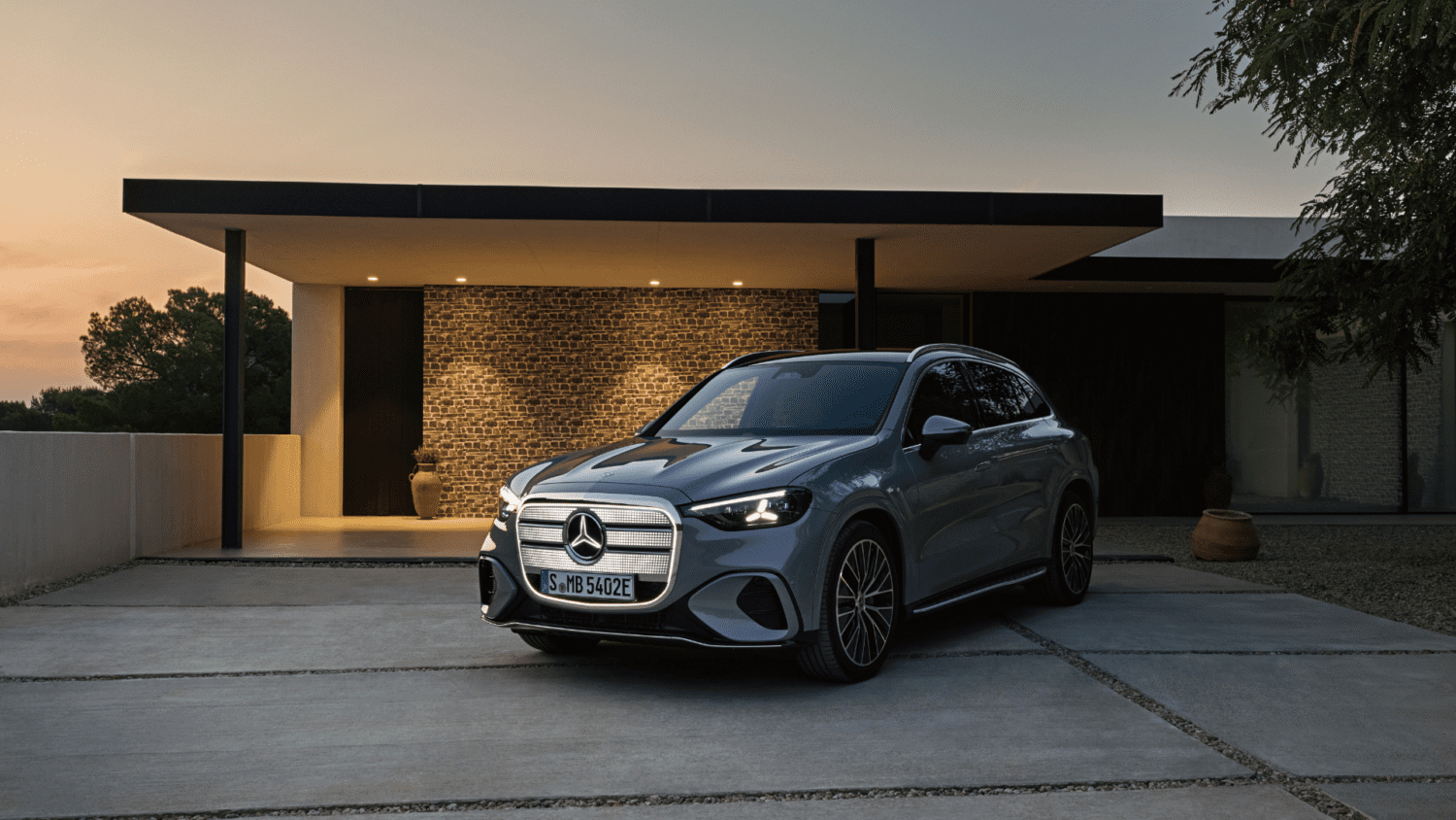 Mercedes-Benz inks $1.4B EV battery deal with LG Energy Solution to power 15 new or refreshed EV models by 2027.