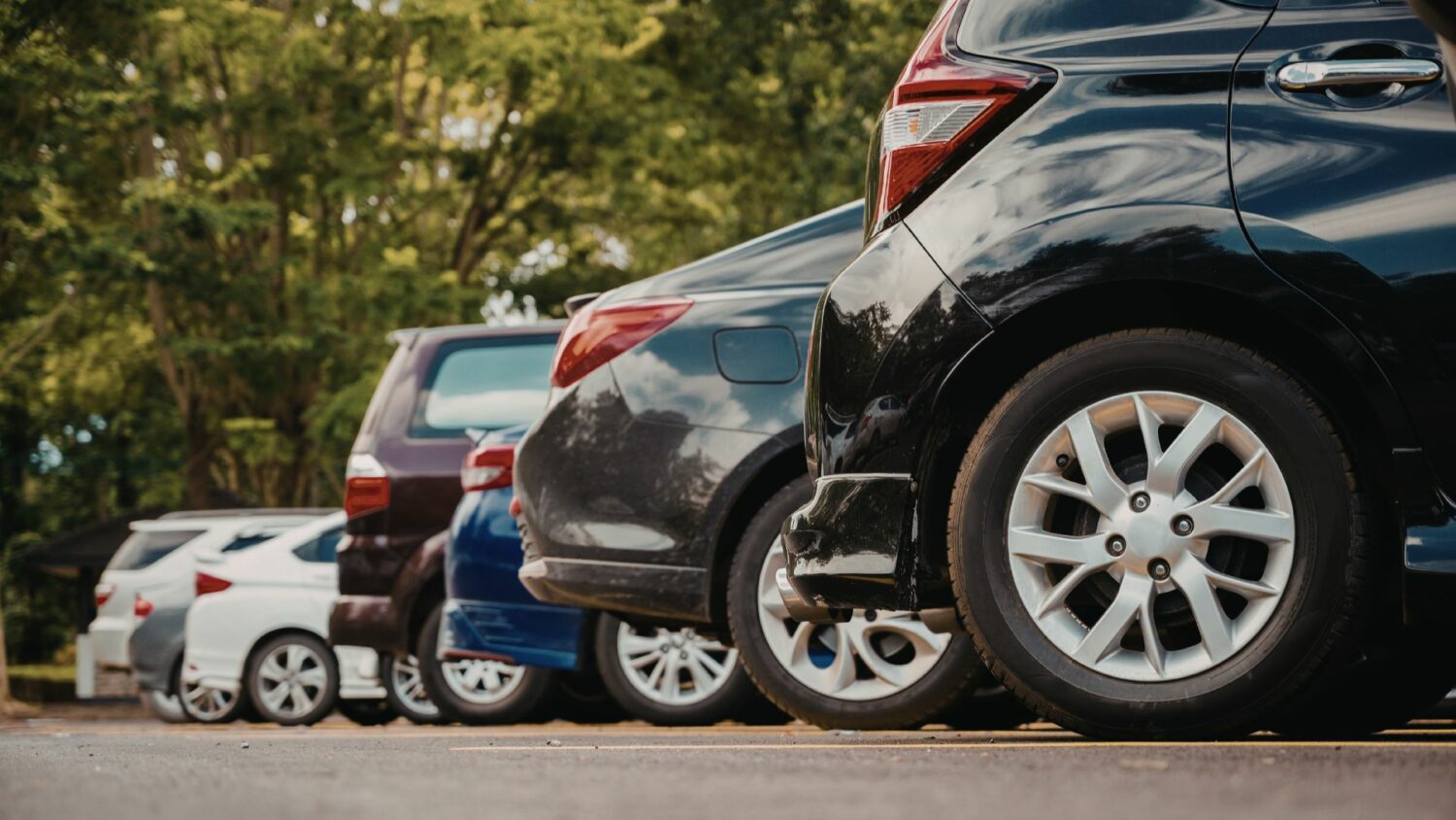 New-vehicle inventory tightened entering 2026 after strong December sales, widening gaps between brands and sustaining pricing pressure.