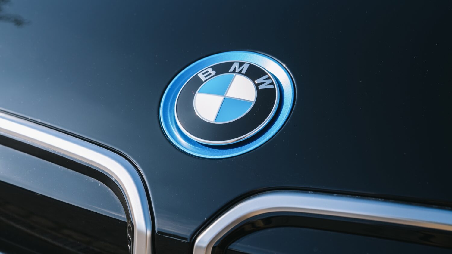 BMW’s logo-shaped screw patent highlights growing limits on repair access, raising costs and control concerns for owners and shops.