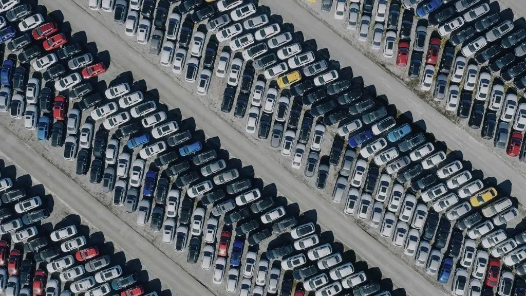 Dealers have a choice: Keep fighting alone, or start winning together